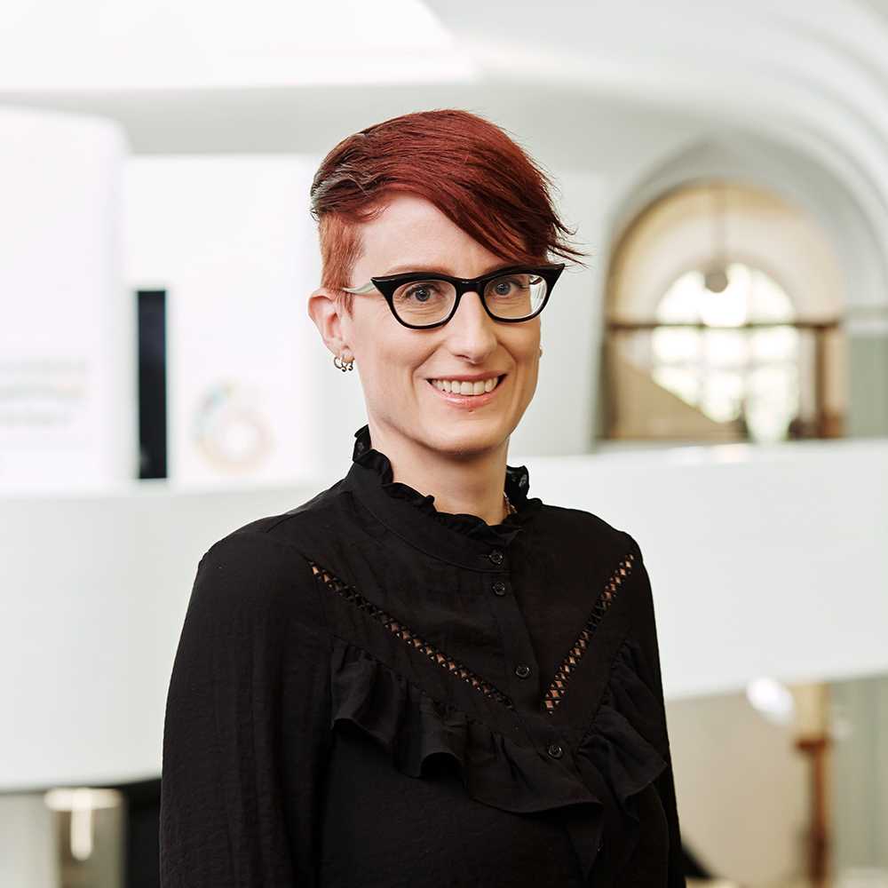 Portrait von Maja Bütikofer, Leiterin Kommunikation und Marketing